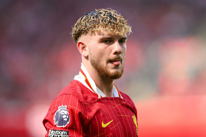 Harvey Elliott đứng trước cánh cửa rời Liverpool.