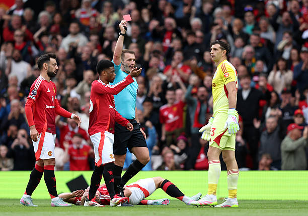 Martinez hóa "tội đồ" bên phía Aston Villa.