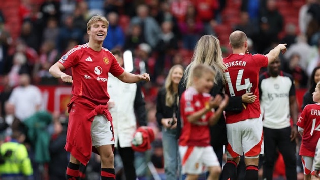 Man United hạ gục Aston Villa.
