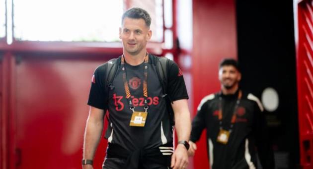 MU giữ Tom Heaton vì vai trò thủ lĩnh phòng thay đồ