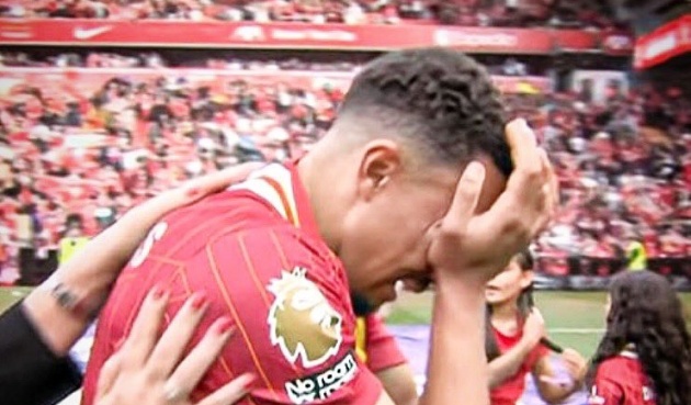 Trent Alexander-Arnold khóc khi chia tay Liverpool