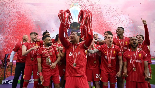 Van Dijk xúc động, Sky Sports ngỏ lời xin lỗi giữa lễ đăng quang