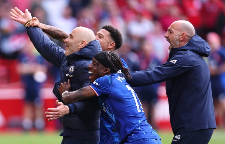 Maresca nhảy ăn mừng với Reece James sau trận thắng đưa Chelsea trở lại C1