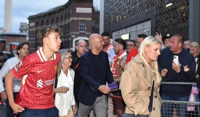 Liverpool ăn mừng xuyên đêm, Alexander-Arnold trở thành tâm điểm