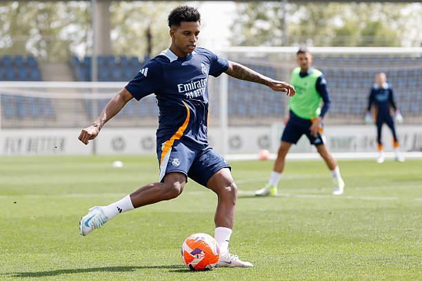Rodrygo đang đứng trước cánh cửa rời Bernabeu.