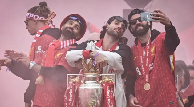 Các ngôi sao Liverpool tạo dáng bên cạnh cúp vô địch. Salah giành danh hiệu Vua phá lưới và Cầu thủ xuất sắc nhất Premier League mùa này