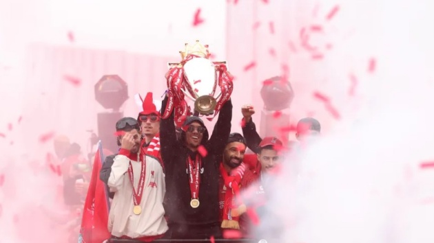 Bất chấp thời tiết ẩm ướt, các CĐV Liverpool vẫn kiên nhẫn đứng chật kín hai bên đường để chào đón các thần tượng. Nhiều người cho biết họ đến để “bù đắp” cho mùa giải 2019/20 – khi Liverpool vô địch nhưng không thể tổ chức lễ mừng công do ảnh hưởng của đại dịch COVID-19.
