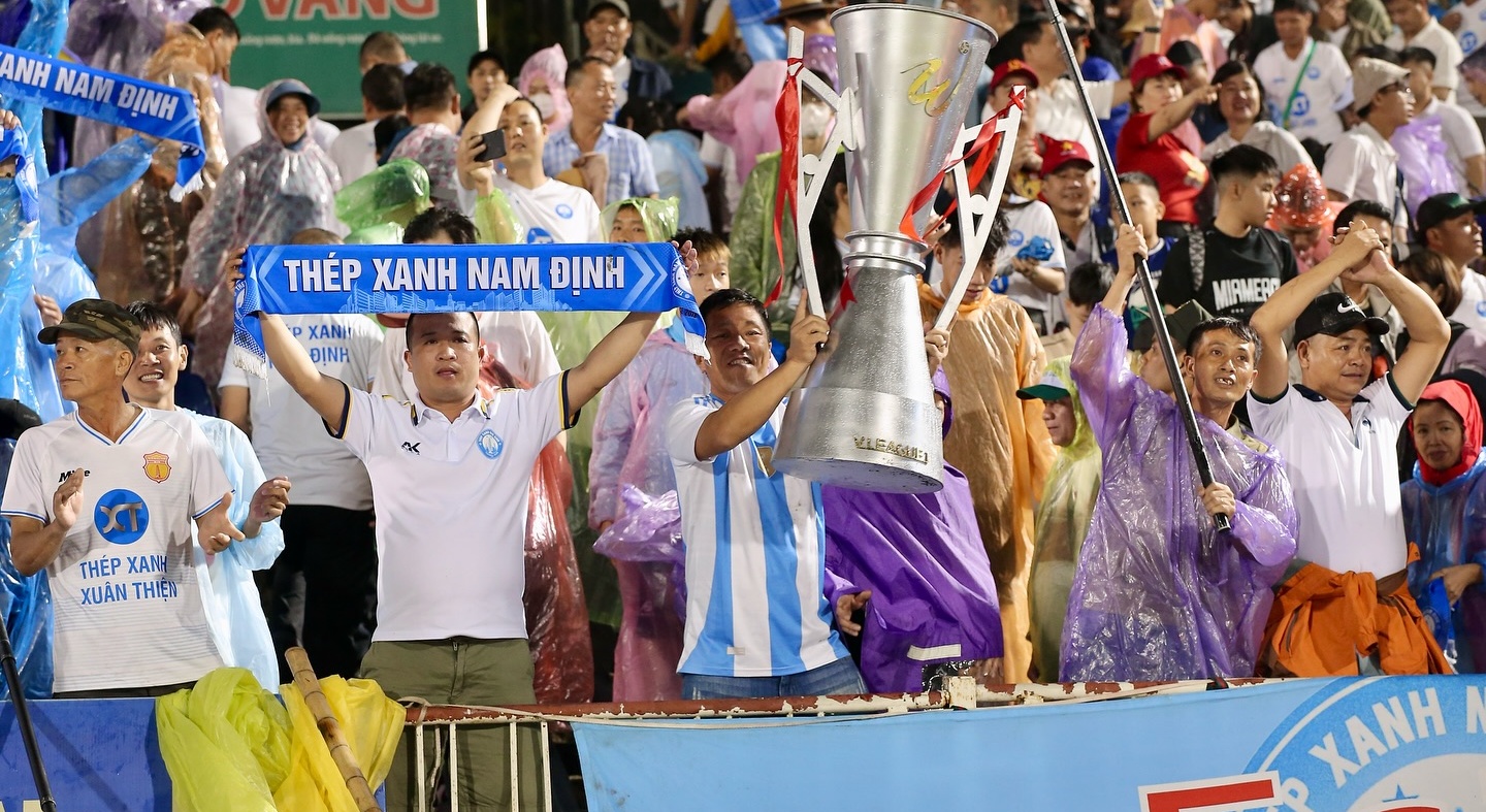 Các CĐV Nam Định đã bắt đầu nghĩ đến ngôi vô địch V-League. Ảnh: CLB Nam Định.