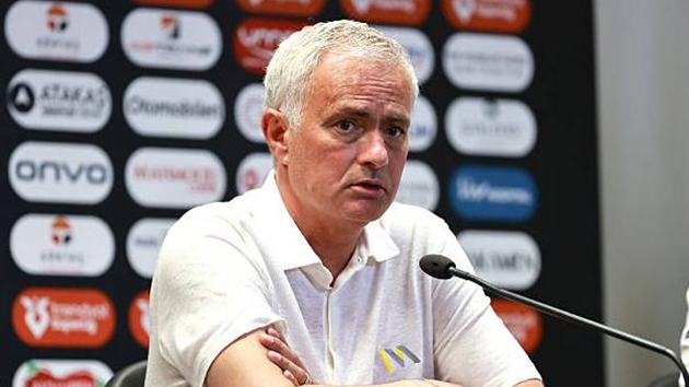 Mourinho "vừa đấm vừa xoa" Chelsea trước thềm Conference League