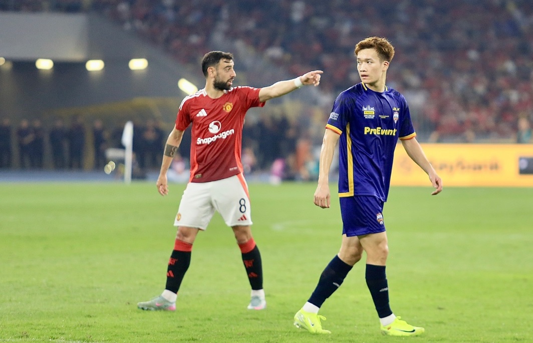 Hoàng Đức và Bruno Fernandes.