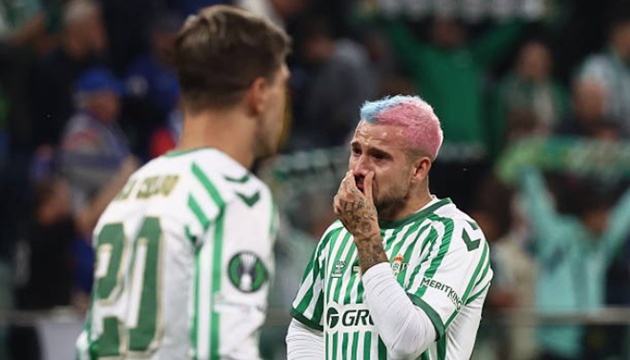 4 bàn thắng trong nửa sau hiệp 2 đã giúp The Blues lội ngược dòng trước đối thủ. Real Betis cay đắng thất thủ trong trận đấu quan trọng nhất của mùa giải.
Những điều chỉnh chiến thuật của HLV Enzo Maresca sau giờ nghỉ cùng phẩm chất ngôi sao của Cole Palmer, người đóng góp 2 pha kiến tạo và cũng là Cầu thủ xuất sắc nhất trận đã thay đổi hoàn toàn cục diện màn tranh tài.
Enzo Fernandez và các đồng đội đăng quang ngôi vô địch Cúp C3 Châu Âu một cách xứng đáng, trong ngày họ thi đấu quật khởi và trở lại đúng hình ảnh của một CLB đẳng cấp tại Ngoại hạng Anh.
Real Betis đã có một mùa giải trong mơ cùng nhiều khát vọng, tuy nhiên thành quả là 1 suất dự Europa League mùa tới (nhờ vị trí tại La Liga) cũng đủ để thầy trò HLV Manuel Pellegrini hài lòng.
HLV Enzo Maresca vượt qua hoài nghi, ghi dấu ấn khi có danh hiệu Châu Âu cùng Chelsea ngay mùa đầu tiên nắm quyền.
Chiến lược gia người Ý đánh bại "người thầy" Manuel Pellegrini trong một trận cầu mãn nhãn và đầy cảm xúc.
Mùa giải khép lại đáng nhớ, có chút cay đắng với Isco và các đồng đội khi họ đã nỗ lực hết sức, nhưng đẳng cấp của 1 CLB lớn hơn giúp Chelsea đăng quang ngôi vô địch.
Dù ở 2 bên chiến tuyến, Jadon Sancho và Antony - 2 người đồng đội vẫn thuộc biên chế Manchester United đã có một mùa giải nhiều điều đáng tự hào. Khoảnh khắc xúc động của cả 2 sau trận khép lại hành trình Europa Conference League lịch sử.