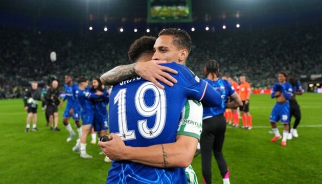 Dù ở 2 bên chiến tuyến, Jadon Sancho và Antony - 2 người đồng đội vẫn thuộc biên chế Manchester United đã có một mùa giải nhiều điều đáng tự hào. Khoảnh khắc xúc động của cả 2 sau trận khép lại hành trình Europa Conference League lịch sử.