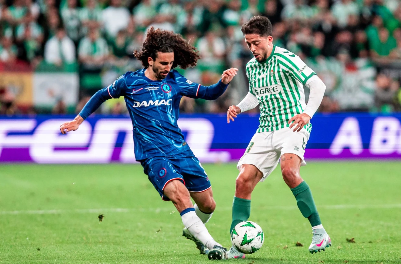 Marc Cucurella áp đảo Antony trong mắt CĐV Real Betis