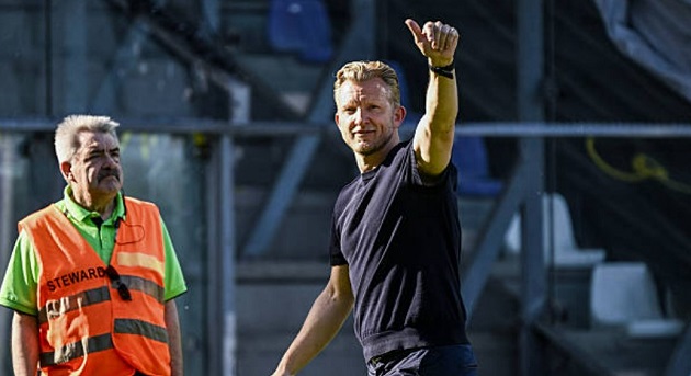 John Heitinga có thể chia tay Liverpool, Dirk Kuyt được nhắm làm trợ lý