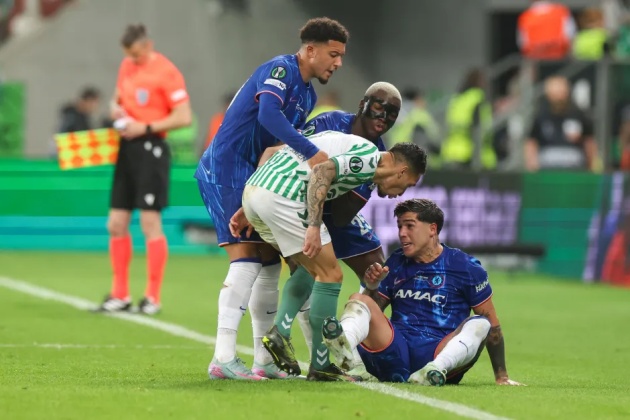 Antony gây tranh cãi với pha chạm đầu Enzo Fernandez ở chung kết