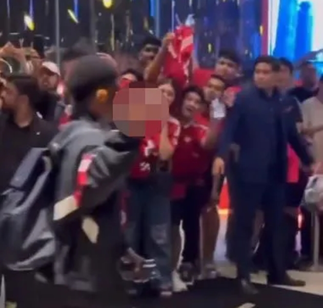 Amad Diallo giơ ngón tay thối khi người hâm mộ hô vang tên anh.