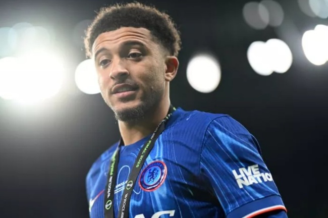 Sancho phải giảm lương để ở lại Chelsea.