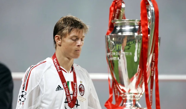 Jon Dahl Tomasson chơi ở chung kết Champions League cho AC Milan.