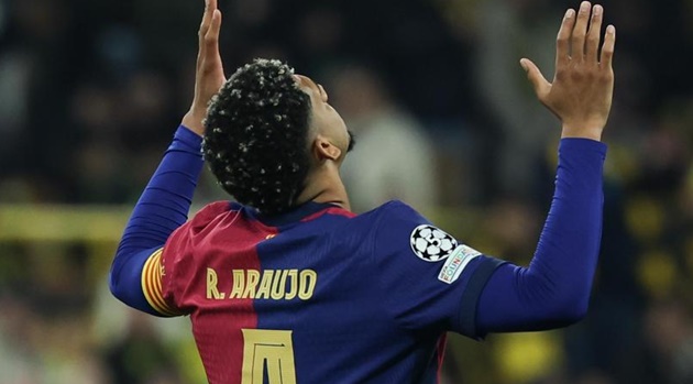 Barca không muốn bán Araujo dù điều khoản giải phóng sắp mở