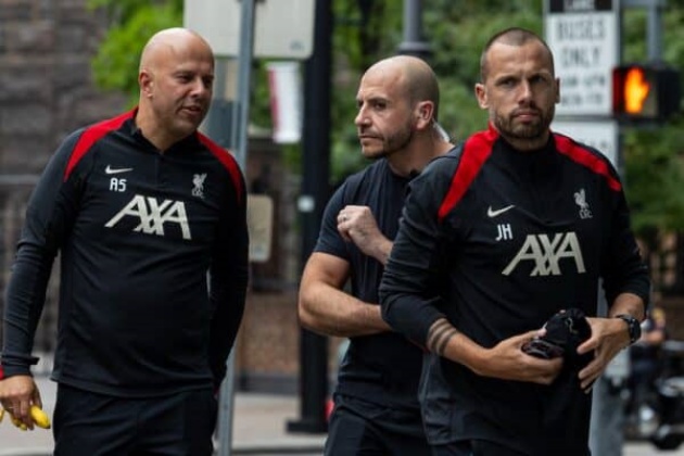Heitinga rời Liverpool, trở lại Ajax với vai trò HLV trưởng