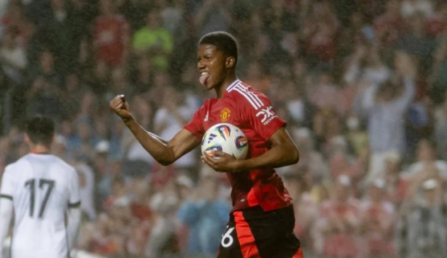 Chido Obi-Martin lập cú đúp vào lưới Hong Kong.