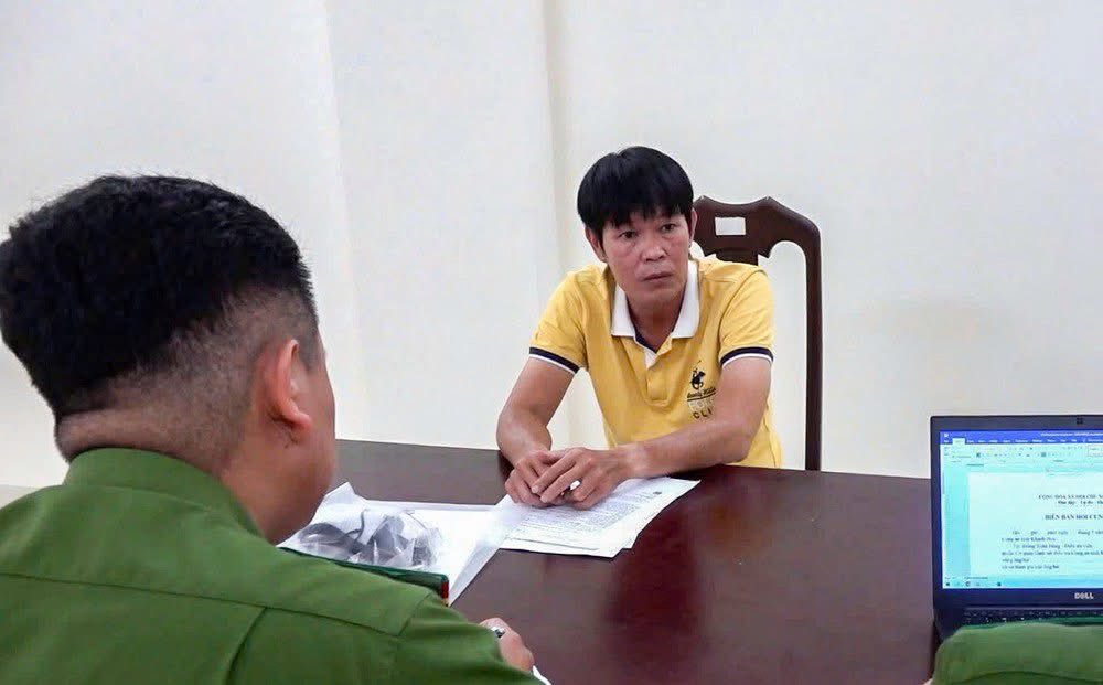 Cựu vua phá lưới V-League cùng HLV Nguyễn Tý bị bắt do tham ô tiền công