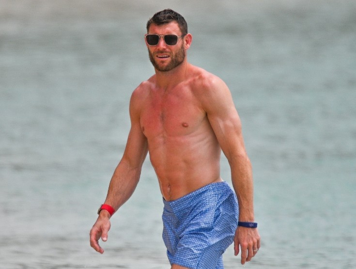James Milner khoe cơ thể săn chắc.