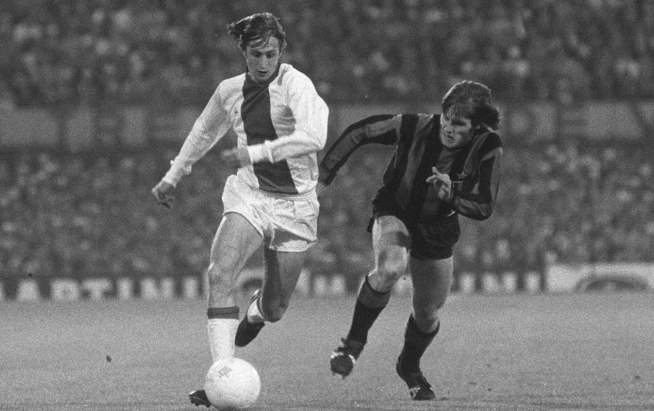 Johan Cruyff lập cú đúp, giúp Ajax Amsterdam hạ gục Inter Milan vào ngày 31/5/1972.