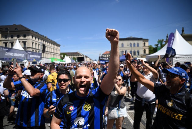 Các fan Inter ăn mừng như thể đã chạm tay đến chiếc cúp vô địch, tạo nên khung cảnh náo nhiệt, đầy màu sắc và cảm xúc.

CĐV đến từ Ý diện áo sọc xanh đen đặc trưng, mang theo bong bóng hình quả bóng và cúp vàng tượng trưng cho tham vọng đăng quang tại đấu trường danh giá nhất châu Âu.

Tất cả hòa vào bức tranh chung của một ngày hội bóng đá lớn, nơi tinh thần thể thao, niềm đam mê và tình yêu dành cho bóng đá được thăng hoa và kết nối hàng nghìn trái tim trên toàn thế giới.


Với việc lọt vào trận chung kết Champions League thứ 2 trong 3 năm, fan Inter tự tin có thể làm nên chuyện lần này.


Bên kia chiến tuyến, người hâm mộ PSG cũng không kém phần cuồng nhiệt.

Các cổ động viên PSG giương cao khăn quàng “La Reunion” hay “Paris Worldwide” như lời khẳng định sự đoàn kết và niềm tự hào lớn lao dành cho câu lạc bộ thủ đô nước Pháp.

Những khoảnh khắc vui tươi, cuồng nhiệt được ghi lại rõ nét qua từng bức ảnh: nhóm fan PSG rạng rỡ trong sắc áo xanh đen truyền thống, thể hiện tình yêu mãnh liệt với đội nhà bằng những nụ cười, cái bắt tay, và những tiếng hò reo không ngừng.

PSG kỳ vọng sẽ làm nên lịch sử với lần đầu tiên vô địch Champions League dưới thời HLV Luis Enrique.

Bầu không khí náo nhiệt đã lan tỏa khắp thành phố Munich trước giờ bóng lăn. 2h00 rạng sáng 1/6, PSG và Inter sẽ bước vào trận chung kết định đoạt thành bại của cả mùa giải.