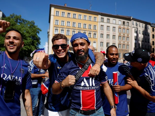 Bên kia chiến tuyến, người hâm mộ PSG cũng không kém phần cuồng nhiệt.

Các cổ động viên PSG giương cao khăn quàng “La Reunion” hay “Paris Worldwide” như lời khẳng định sự đoàn kết và niềm tự hào lớn lao dành cho câu lạc bộ thủ đô nước Pháp.

Những khoảnh khắc vui tươi, cuồng nhiệt được ghi lại rõ nét qua từng bức ảnh: nhóm fan PSG rạng rỡ trong sắc áo xanh đen truyền thống, thể hiện tình yêu mãnh liệt với đội nhà bằng những nụ cười, cái bắt tay, và những tiếng hò reo không ngừng.

PSG kỳ vọng sẽ làm nên lịch sử với lần đầu tiên vô địch Champions League dưới thời HLV Luis Enrique.

Bầu không khí náo nhiệt đã lan tỏa khắp thành phố Munich trước giờ bóng lăn. 2h00 rạng sáng 1/6, PSG và Inter sẽ bước vào trận chung kết định đoạt thành bại của cả mùa giải.