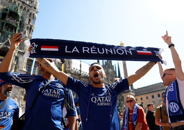 Các cổ động viên PSG giương cao khăn quàng “La Reunion” hay “Paris Worldwide” như lời khẳng định sự đoàn kết và niềm tự hào lớn lao dành cho câu lạc bộ thủ đô nước Pháp.

Những khoảnh khắc vui tươi, cuồng nhiệt được ghi lại rõ nét qua từng bức ảnh: nhóm fan PSG rạng rỡ trong sắc áo xanh đen truyền thống, thể hiện tình yêu mãnh liệt với đội nhà bằng những nụ cười, cái bắt tay, và những tiếng hò reo không ngừng.

PSG kỳ vọng sẽ làm nên lịch sử với lần đầu tiên vô địch Champions League dưới thời HLV Luis Enrique.

Bầu không khí náo nhiệt đã lan tỏa khắp thành phố Munich trước giờ bóng lăn. 2h00 rạng sáng 1/6, PSG và Inter sẽ bước vào trận chung kết định đoạt thành bại của cả mùa giải.