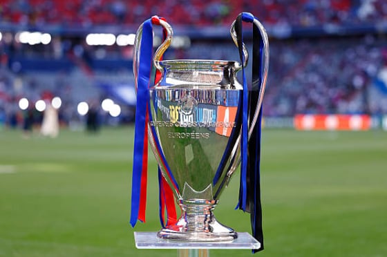 Chiếc cúp tai voi - phần thưởng dành cho đội thắng cuộc ở trận chung kết Champions League mùa giải năm nay đã xuất hiện tại sân vận động Allianz Arena (Đức).
NHM dành tràn pháo tay lớn khi chứng kiến danh hiệu danh giá nhất cấp độ CLB.
Sự cuồng nhiệt trên khán đài tạo ra bầu không khí tuyệt vời trước trận. Những cổ động viên Paris Saint-Germain liên tục hò reo, họ tin rằng đây là mùa giải mà đội bóng con cưng có thể mang về danh hiệu C1 đầu tiên trong lịch sử.
Phía bên kia chiến tuyến, các cổ động viên Inter Milan cũng không hề kém cạnh. Đại diện nước Ý đã thể hiện được sự bản lĩnh và đẳng cấp để đặt chân vào vòng chung kết. Và với sự cổ vũ cuồng nhiệt từ phía NHM, họ sẽ làm mọi cách để giành chiến thắng.
Lautaro Martinez bước ra sân để chào NHM cũng như chuẩn bị khởi động.
Lần gần nhất Inter giành chiến thắng trong trận chung kết Champions League, một tiền đạo người Argentina đã ghi hai bàn. Liệu Martinez có thể làm được điều tương tự như Diego Milito đã làm vào năm 2010 không?
HLV Luis Enrique bên phía PSG vẫy tay chào các fan PSG. Ông đang nhận được sự yêu mến rất lớn sau khi giúp Gã khổng lồ nước Pháp đứng trước thời khắc lịch sử.
Chủ tịch Al-Khelaifi cũng sẽ ''nín thở'' quan sát mọi diễn biến của trận đấu.
Cuộc chạm trán cũng sẽ có sự góp mặt của những huyền thoại. Rio Ferdinand và Steven Gerrard trong vai trò BLV của kênh Sky Sport.
Ngoài ra, NHM cũng sẽ được dịp gặp lại nhạc trưởng, người từng góp công lớn vào cú ăn 3 lịch sử của Inter Milan năm 2010 - Wesley Sneijder.