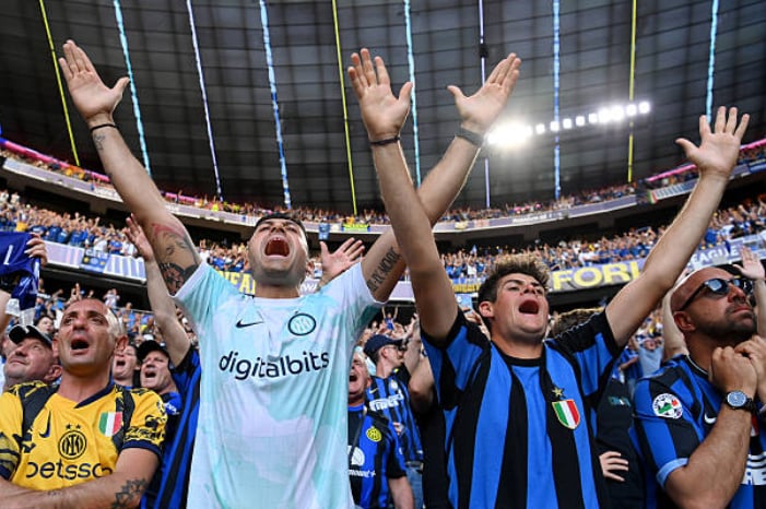 Phía bên kia chiến tuyến, các cổ động viên Inter Milan cũng không hề kém cạnh. Đại diện nước Ý đã thể hiện được sự bản lĩnh và đẳng cấp để đặt chân vào vòng chung kết. Và với sự cổ vũ cuồng nhiệt từ phía NHM, họ sẽ làm mọi cách để giành chiến thắng.
Lautaro Martinez bước ra sân để chào NHM cũng như chuẩn bị khởi động.
Lần gần nhất Inter giành chiến thắng trong trận chung kết Champions League, một tiền đạo người Argentina đã ghi hai bàn. Liệu Martinez có thể làm được điều tương tự như Diego Milito đã làm vào năm 2010 không?
HLV Luis Enrique bên phía PSG vẫy tay chào các fan PSG. Ông đang nhận được sự yêu mến rất lớn sau khi giúp Gã khổng lồ nước Pháp đứng trước thời khắc lịch sử.
Chủ tịch Al-Khelaifi cũng sẽ ''nín thở'' quan sát mọi diễn biến của trận đấu.
Cuộc chạm trán cũng sẽ có sự góp mặt của những huyền thoại. Rio Ferdinand và Steven Gerrard trong vai trò BLV của kênh Sky Sport.
Ngoài ra, NHM cũng sẽ được dịp gặp lại nhạc trưởng, người từng góp công lớn vào cú ăn 3 lịch sử của Inter Milan năm 2010 - Wesley Sneijder.