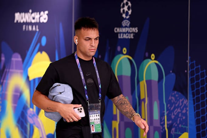 Lautaro Martinez bước ra sân để chào NHM cũng như chuẩn bị khởi động.
Lần gần nhất Inter giành chiến thắng trong trận chung kết Champions League, một tiền đạo người Argentina đã ghi hai bàn. Liệu Martinez có thể làm được điều tương tự như Diego Milito đã làm vào năm 2010 không?
HLV Luis Enrique bên phía PSG vẫy tay chào các fan PSG. Ông đang nhận được sự yêu mến rất lớn sau khi giúp Gã khổng lồ nước Pháp đứng trước thời khắc lịch sử.
Chủ tịch Al-Khelaifi cũng sẽ ''nín thở'' quan sát mọi diễn biến của trận đấu.
Cuộc chạm trán cũng sẽ có sự góp mặt của những huyền thoại. Rio Ferdinand và Steven Gerrard trong vai trò BLV của kênh Sky Sport.
Ngoài ra, NHM cũng sẽ được dịp gặp lại nhạc trưởng, người từng góp công lớn vào cú ăn 3 lịch sử của Inter Milan năm 2010 - Wesley Sneijder.