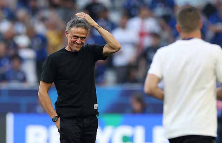 HLV Luis Enrique bên phía PSG vẫy tay chào các fan PSG. Ông đang nhận được sự yêu mến rất lớn sau khi giúp Gã khổng lồ nước Pháp đứng trước thời khắc lịch sử.
Chủ tịch Al-Khelaifi cũng sẽ ''nín thở'' quan sát mọi diễn biến của trận đấu.
Cuộc chạm trán cũng sẽ có sự góp mặt của những huyền thoại. Rio Ferdinand và Steven Gerrard trong vai trò BLV của kênh Sky Sport.
Ngoài ra, NHM cũng sẽ được dịp gặp lại nhạc trưởng, người từng góp công lớn vào cú ăn 3 lịch sử của Inter Milan năm 2010 - Wesley Sneijder.