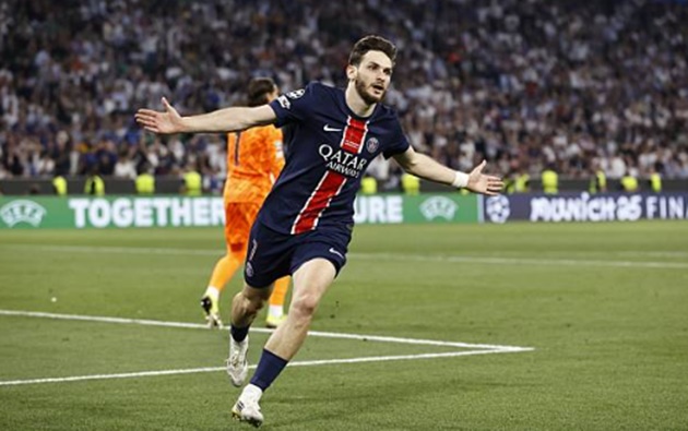 Khvicha Kvaratskhelia ghi bàn thắng thứ 4 cho PSG.