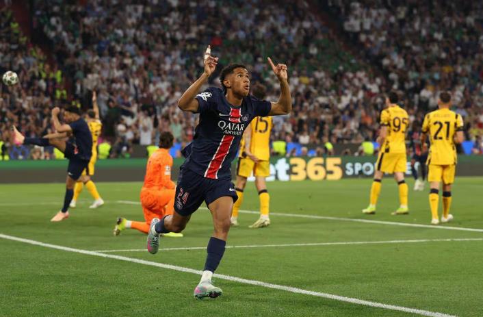 PSG thiết lập kỷ lục chiến thắng cách biệt lớn nhất trong một trận chung kết Champions League với màn hủy diệt Inter Milan 5-0.
Không chỉ lần đầu tiên đăng quang ở đấu trường châu Âu, chiến thắng tại Allianz Arena (Munich, Đức) còn giúp PSG hoàn tất cú ăn ba sau khi giành chức vô địch quốc nội.
Đội trưởng Marquinhos nhận tràng pháo tay nồng nhiệt khi là cầu thủ cuối cùng lên nhận huy chương trước khi được trao chiếc cúp. Anh tươi cười bước về phía đồng đội, giơ cao chiếc cúp khi những dải băng kim tuyến vàng rơi xuống.
Đây là khoảnh khắc sẽ sống mãi trong ký ức của PSG.
HLV Luis Enrique đã làm những điều trên cả tuyệt vời cho PSG.
Vitinha, tiền vệ Paris nói với TNT Sports: “Chiến thắng có ý nghĩa tất cả. Cổ động viên là lý do chính khiến chúng tôi muốn giành danh hiệu này, nhưng còn rất nhiều lý do khác nữa. Đây là giấc mơ của chúng tôi, của tôi, và tôi rất vui vì đã làm được.”
Trái ngược là hình ảnh thất vọng của Inter.
Giọt nước mắt của một CĐV Inter trên khán đài.
Một thất bại khó nuốt trôi. Không ai nhận ra một Inter Milan bản lĩnh trên đường đến chung kết Champions League.
Simone Inzaghi an ủi các học trò. Mất Scudetto vào tay Napoli, bị loại ở bán kết Coppa Italia rồi thua thảm PSG ở chung kết Champions League. Một mùa giải trắng tay như hiện tại là đòn giáng quá đau đối với đội bóng giàu truyền thống bậc nhất nước Ý.