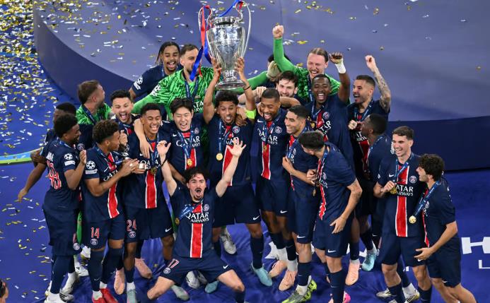 Không chỉ lần đầu tiên đăng quang ở đấu trường châu Âu, chiến thắng tại Allianz Arena (Munich, Đức) còn giúp PSG hoàn tất cú ăn ba sau khi giành chức vô địch quốc nội.
Đội trưởng Marquinhos nhận tràng pháo tay nồng nhiệt khi là cầu thủ cuối cùng lên nhận huy chương trước khi được trao chiếc cúp. Anh tươi cười bước về phía đồng đội, giơ cao chiếc cúp khi những dải băng kim tuyến vàng rơi xuống.
Đây là khoảnh khắc sẽ sống mãi trong ký ức của PSG.
HLV Luis Enrique đã làm những điều trên cả tuyệt vời cho PSG.
Vitinha, tiền vệ Paris nói với TNT Sports: “Chiến thắng có ý nghĩa tất cả. Cổ động viên là lý do chính khiến chúng tôi muốn giành danh hiệu này, nhưng còn rất nhiều lý do khác nữa. Đây là giấc mơ của chúng tôi, của tôi, và tôi rất vui vì đã làm được.”
Trái ngược là hình ảnh thất vọng của Inter.
Giọt nước mắt của một CĐV Inter trên khán đài.
Một thất bại khó nuốt trôi. Không ai nhận ra một Inter Milan bản lĩnh trên đường đến chung kết Champions League.
Simone Inzaghi an ủi các học trò. Mất Scudetto vào tay Napoli, bị loại ở bán kết Coppa Italia rồi thua thảm PSG ở chung kết Champions League. Một mùa giải trắng tay như hiện tại là đòn giáng quá đau đối với đội bóng giàu truyền thống bậc nhất nước Ý.
