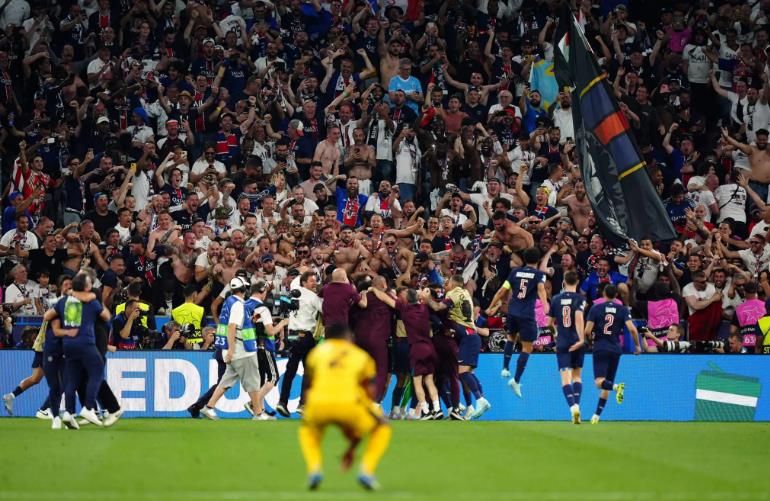 Trái ngược là hình ảnh thất vọng của Inter.
Giọt nước mắt của một CĐV Inter trên khán đài.
Một thất bại khó nuốt trôi. Không ai nhận ra một Inter Milan bản lĩnh trên đường đến chung kết Champions League.
Simone Inzaghi an ủi các học trò. Mất Scudetto vào tay Napoli, bị loại ở bán kết Coppa Italia rồi thua thảm PSG ở chung kết Champions League. Một mùa giải trắng tay như hiện tại là đòn giáng quá đau đối với đội bóng giàu truyền thống bậc nhất nước Ý.