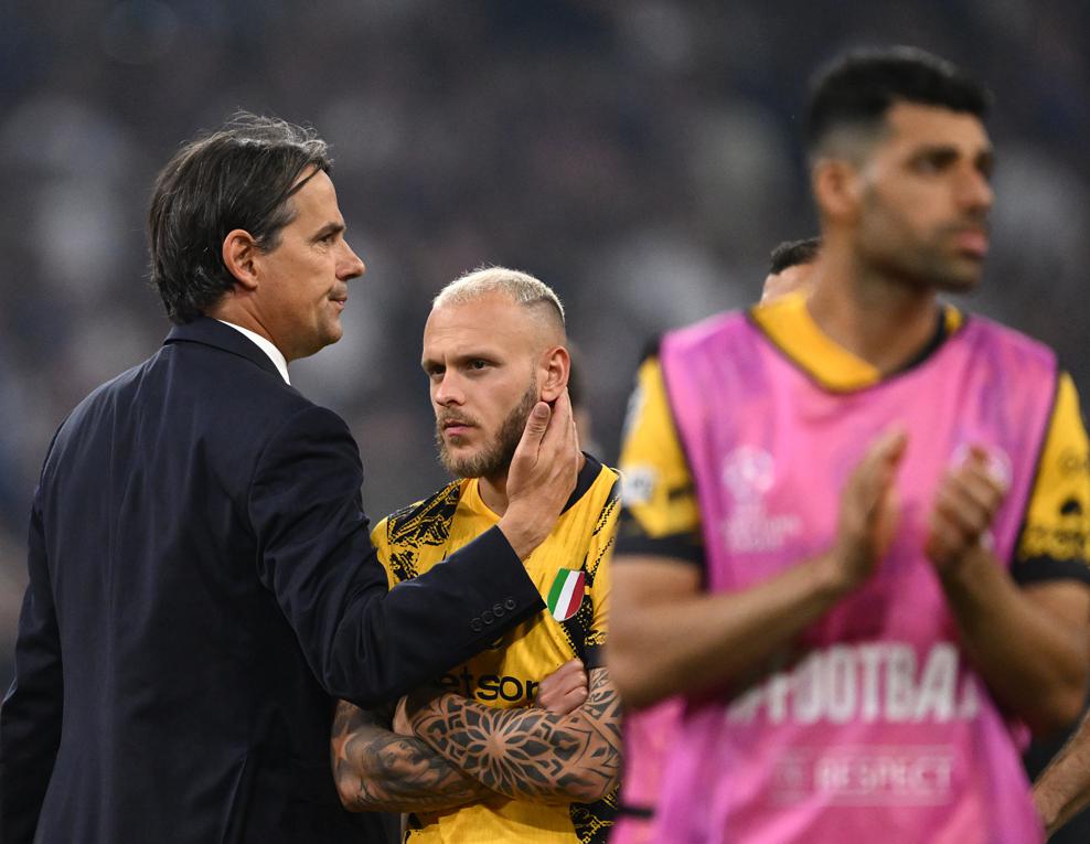 Simone Inzaghi an ủi các học trò. Mất Scudetto vào tay Napoli, bị loại ở bán kết Coppa Italia rồi thua thảm PSG ở chung kết Champions League. Một mùa giải trắng tay như hiện tại là đòn giáng quá đau đối với đội bóng giàu truyền thống bậc nhất nước Ý.
