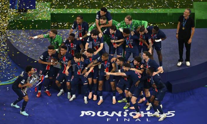 Đội trưởng Marquinhos nhận tràng pháo tay nồng nhiệt khi là cầu thủ cuối cùng lên nhận huy chương trước khi được trao chiếc cúp. Anh tươi cười bước về phía đồng đội, giơ cao chiếc cúp khi những dải băng kim tuyến vàng rơi xuống.