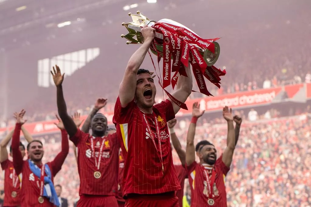 Andrew Robertson gửi lời chia tay John Heitinga trước tương lai bất định