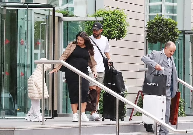 Matheus Cunha cùng gia đình bắt đầu hành trình mới tại Man Utd.