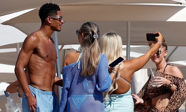 Jude Bellingham bị véo mông khi chụp ảnh ở Ibiza