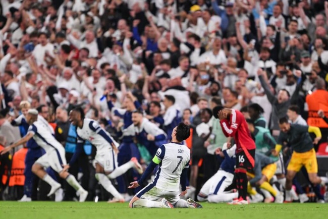 Tottenham vô địch Europa League.