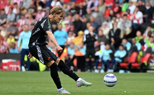 Odegaard cần thêm đối tác chia lửa.