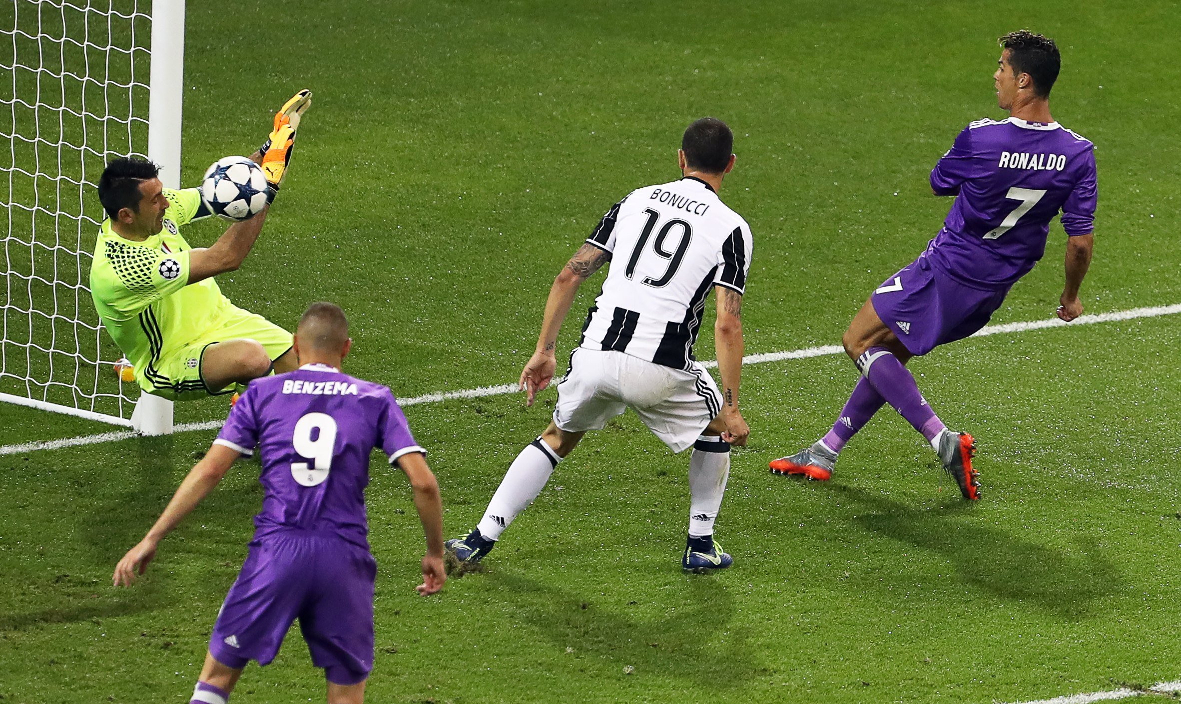 Ronaldo ghi bàn thắng thứ 2 trong trận chung kết.