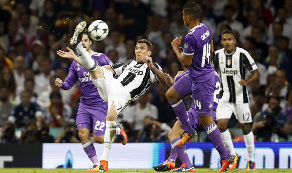 Cú xe đạp chổng ngược của Manduzkic níu lấy hi vọng cho Juventus.