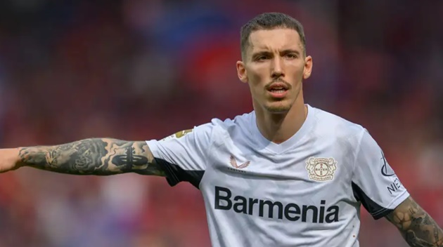 Barcelona và Real Madrid tranh giành Grimaldo