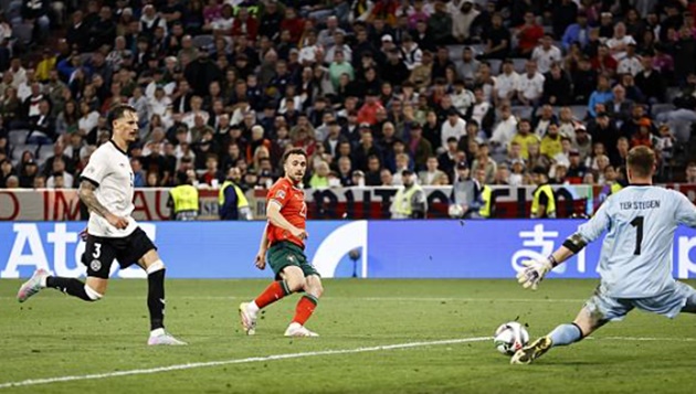 Stegen dù nỗ lực nhưng vẫn phải vào lưới nhặt bóng 2 lần.